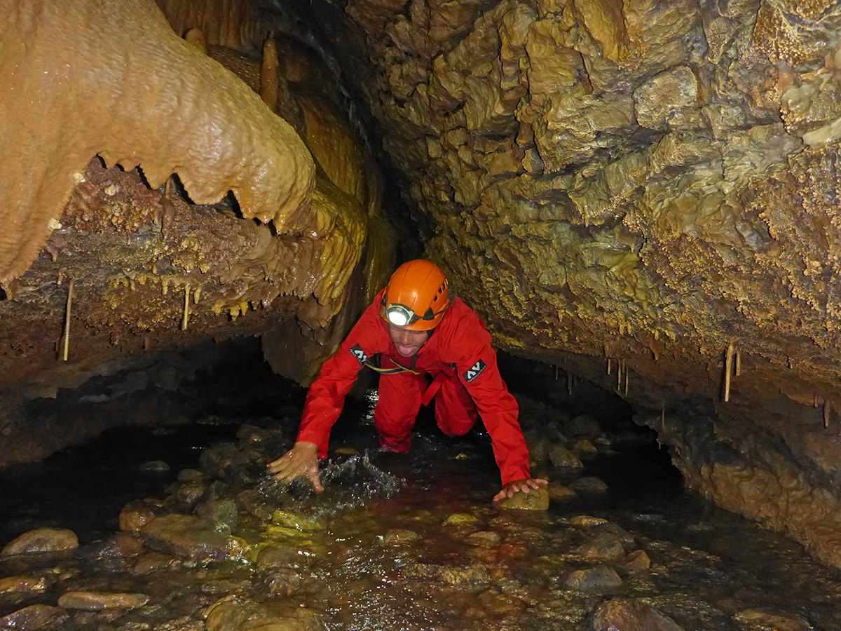 Spéléologie en Ardèche près de Vallon Pont d'Arc, sortie en famille en