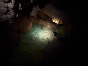 Rivière souterraine de l'Aven des Côtes. Parcours Spéléo aventure proposé par la Base Canyon de la Besorgues