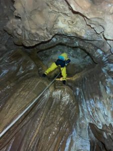 Descente en rappel dans la grotte des Côtes, proche d'Aubenas. Parcours spéléo aventure, Base Canyon de la Besorgues