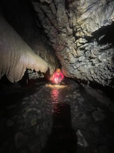 Spéléo Aventure avec rappel. Au coeur du massif calcaire du sud Ardèche, l’Aven des Côtes permet d’accéder à une rivière souterraine et de grandes salles.