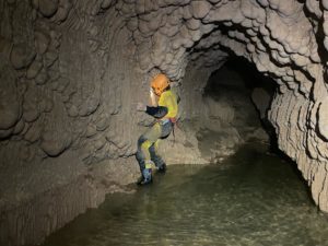 Un participant spéléologue longe les parois de l'Aven des Côtes sur le PArcours Aventure de la Base Canyon de la Besorgues