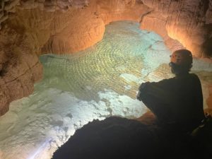 Ondes sur la rivières souterraine de l'Aven des Côtes. A proximité d'Aubenas, Parcours spéléo aventure en famille ou entre amis.