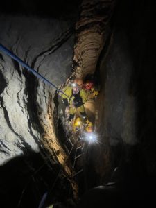 1 personne en descente en rappel sur le parcours spéléo aventure. Parcours proche d'Aubenas