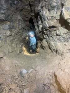 Un enfnat qui sort de la Grotte des Croix Blanches. Parcours spéléo famille proche d'Aubenas