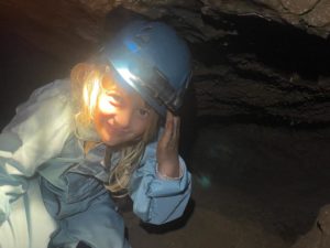 Petite fille dans la Grotte des Croix Blanches. Elle participe à l'activité spéléo famille