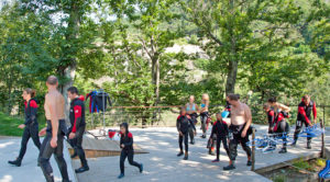 Départ d'un groupe en canyoning après s'être équipé