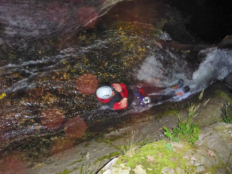 Canyoning nocturne en Ardèche, spéléo nocturne en Ardèche 