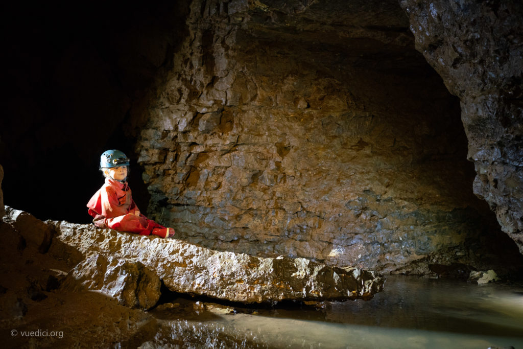 Spéléologie en Ardèche,initiation spéléo en Ardèche, grotte des Croix Blanches