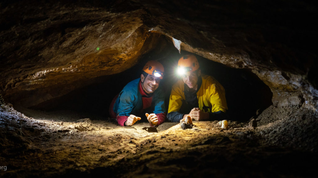 Spéléologie vers Vallon Pont d'Arc en Ardèche, spéléologie en Ardèche, sortie spéléo en famille